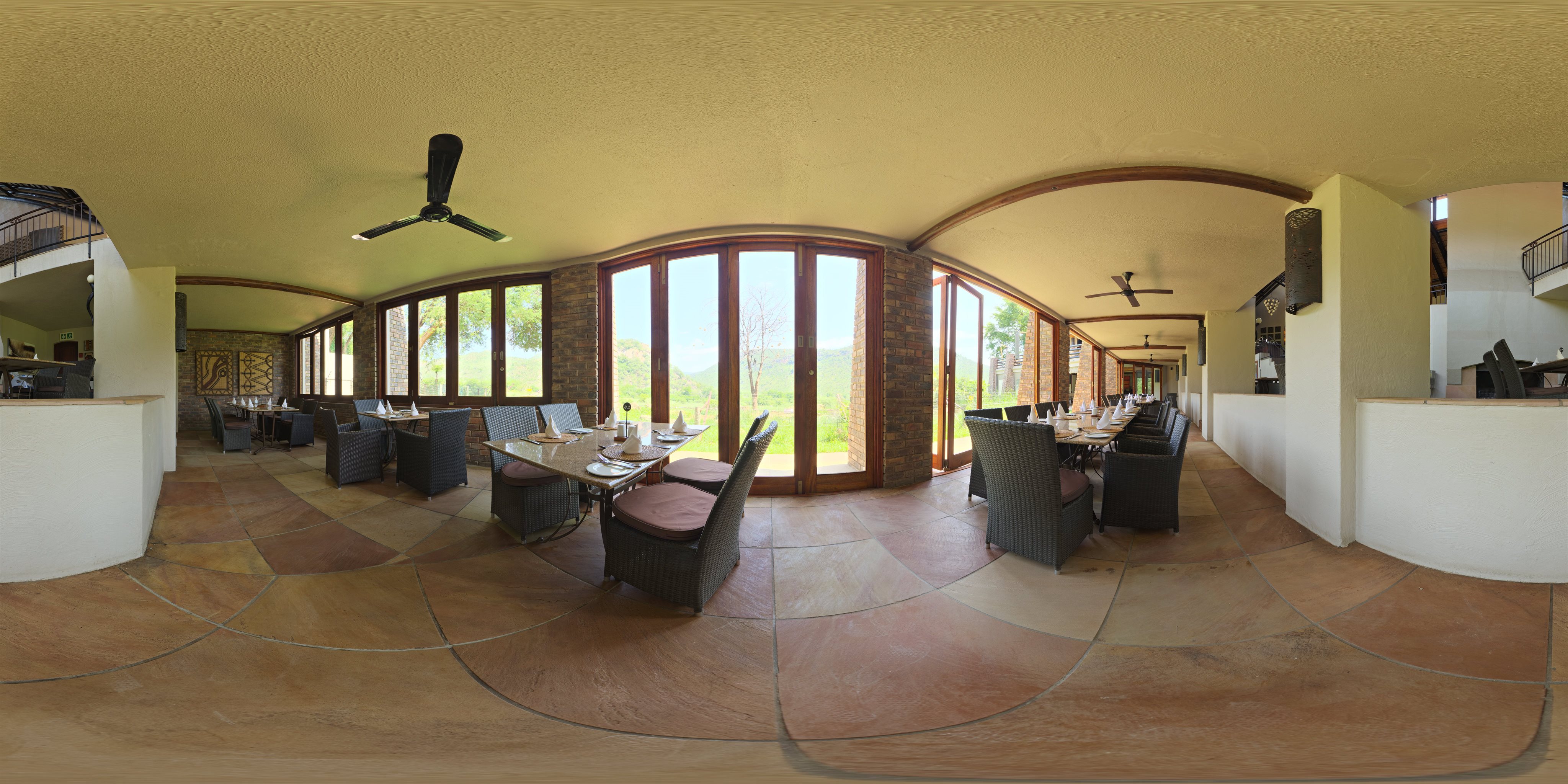 360° çekilmiş restoran salonu